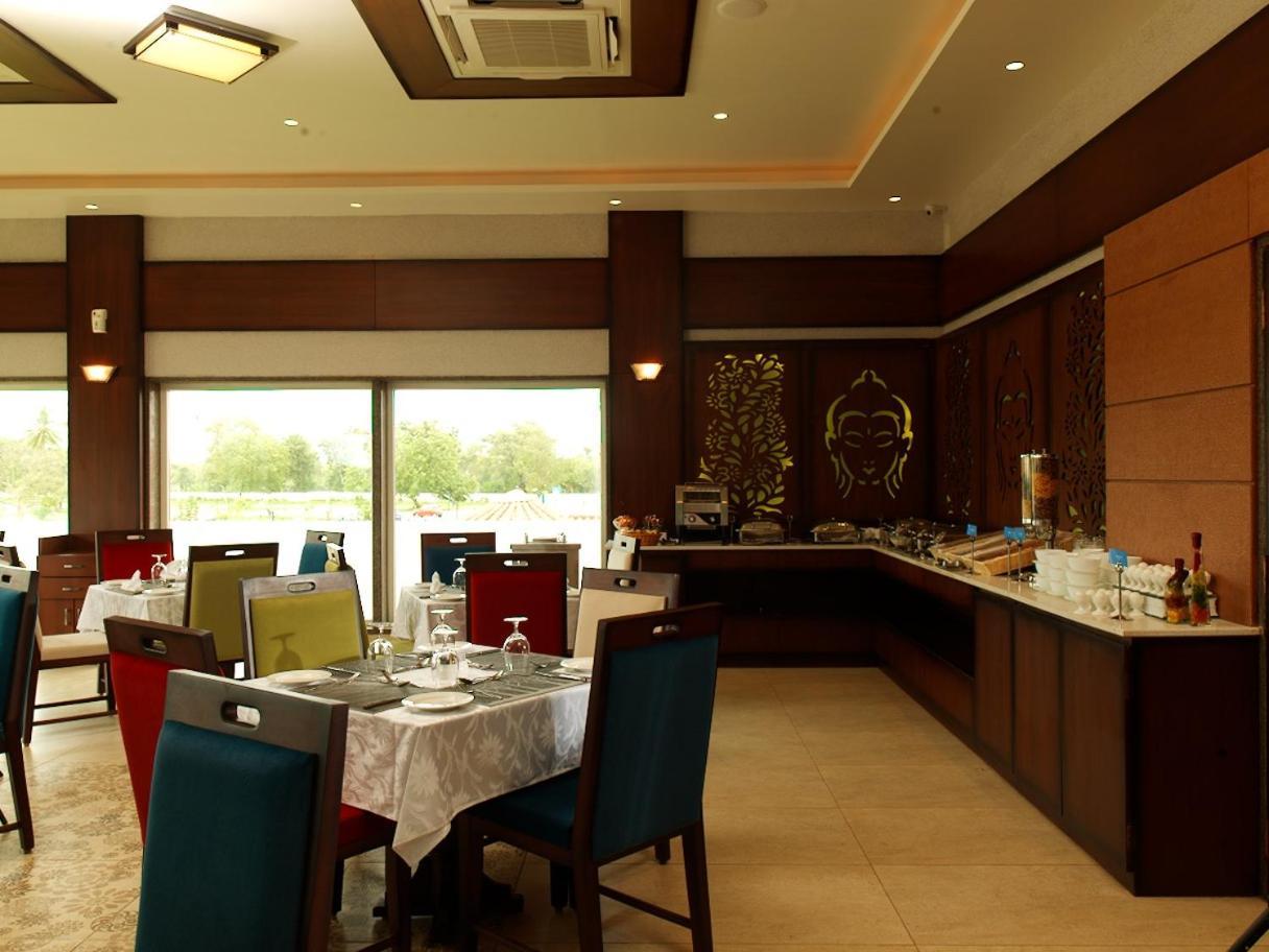 นีออนซ์ รีสอร์ต Hotel อานันด์ ภายนอก รูปภาพ