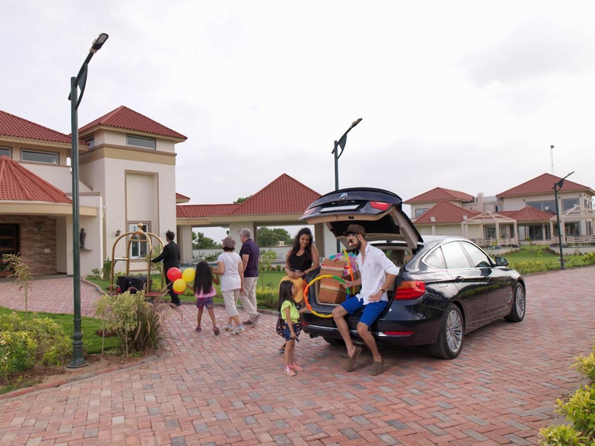 นีออนซ์ รีสอร์ต Hotel อานันด์ ภายนอก รูปภาพ