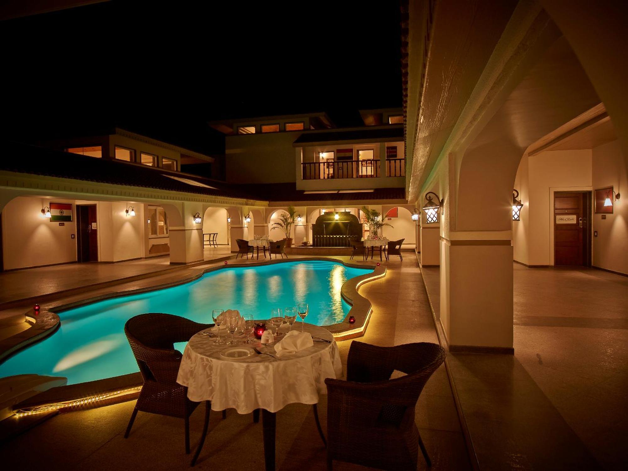นีออนซ์ รีสอร์ต Hotel อานันด์ ภายนอก รูปภาพ