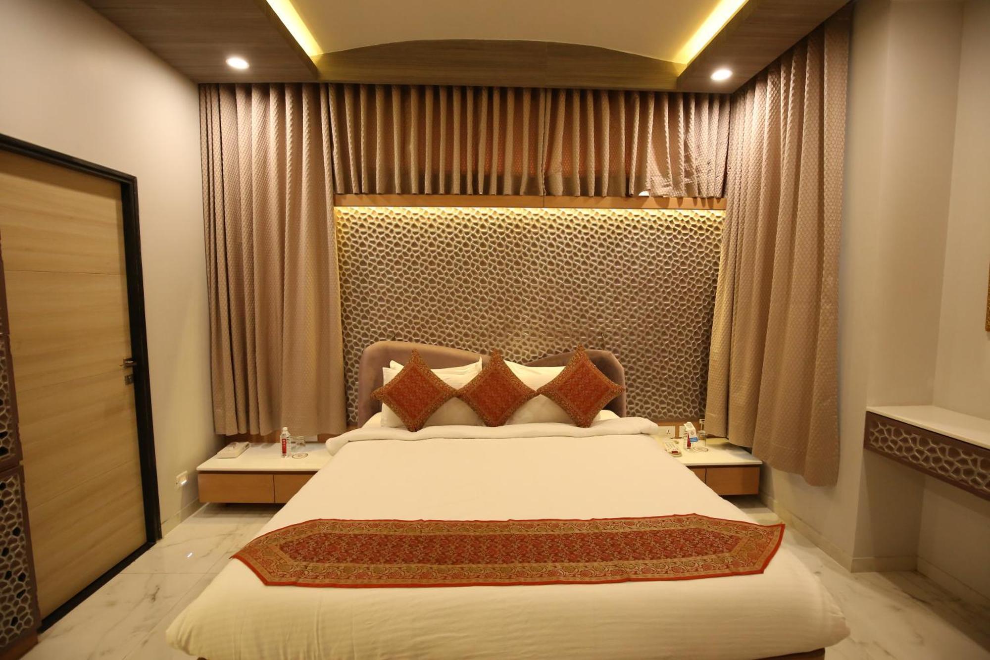 นีออนซ์ รีสอร์ต Hotel อานันด์ ภายนอก รูปภาพ