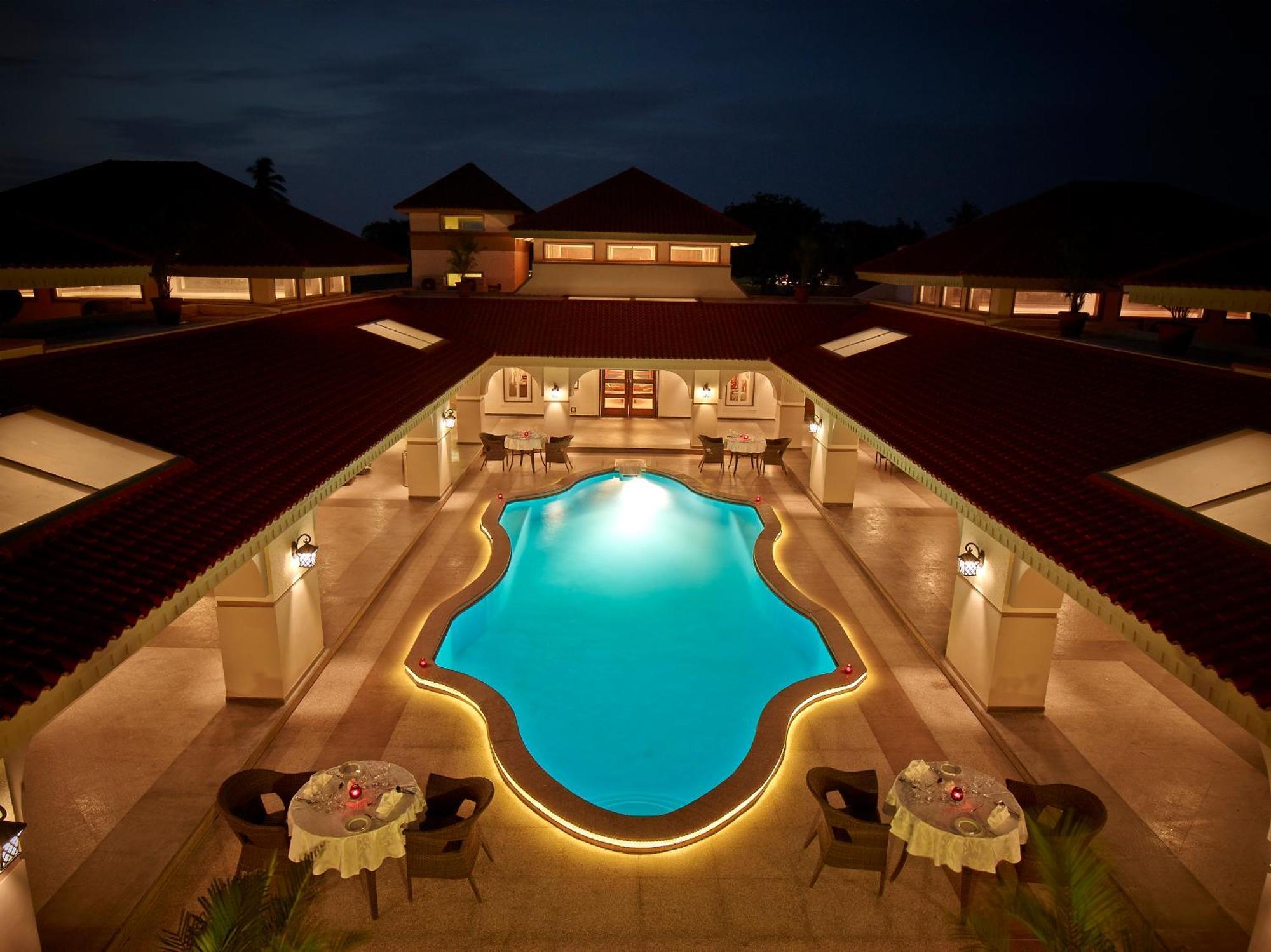 นีออนซ์ รีสอร์ต Hotel อานันด์ ภายนอก รูปภาพ