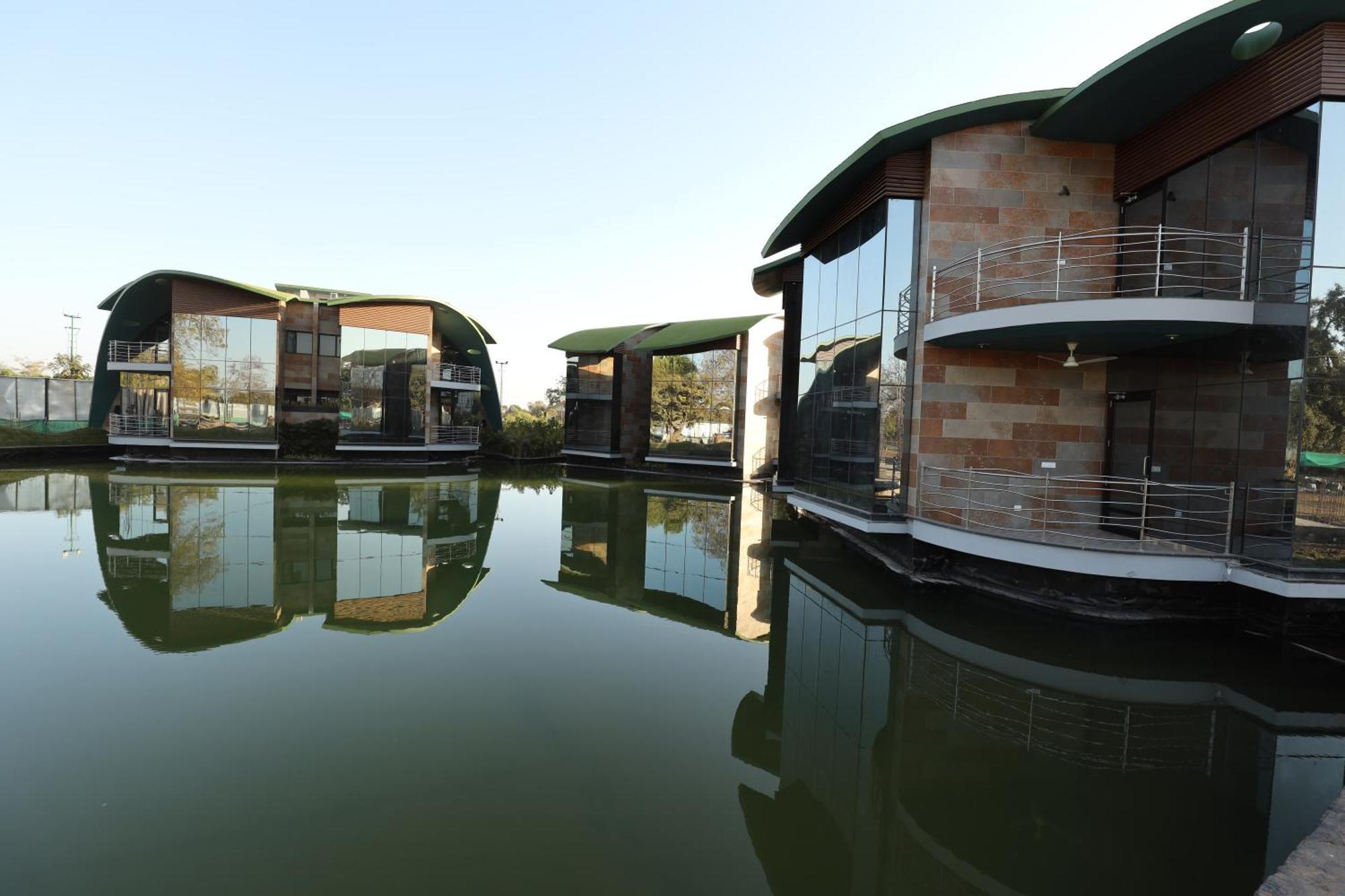 นีออนซ์ รีสอร์ต Hotel อานันด์ ภายนอก รูปภาพ