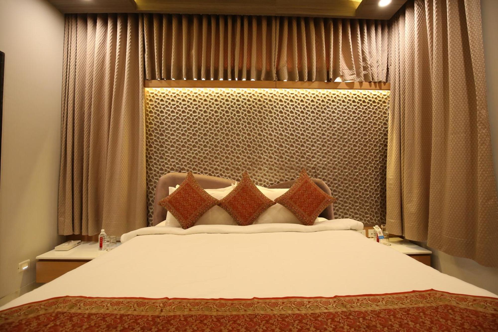 นีออนซ์ รีสอร์ต Hotel อานันด์ ภายนอก รูปภาพ