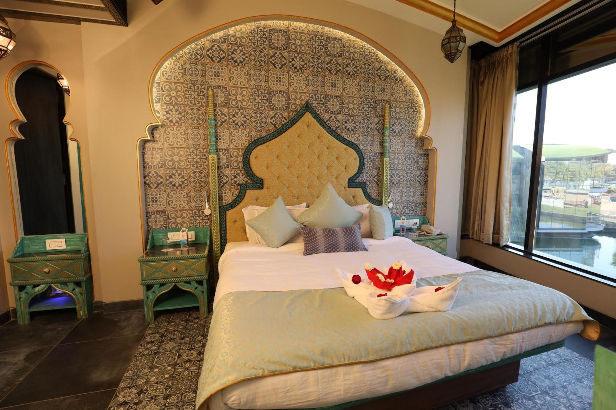 นีออนซ์ รีสอร์ต Hotel อานันด์ ภายนอก รูปภาพ